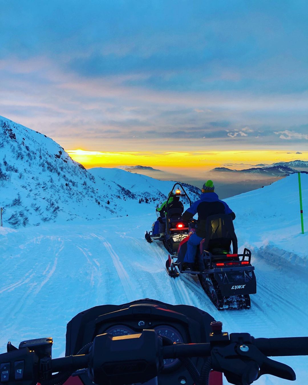 Escursioni notturne in motoslitta con cene in baita: le 20 migliori