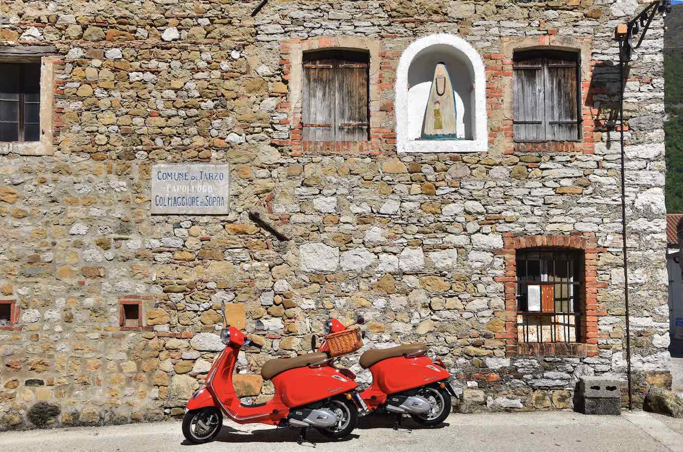 Giri in Vespa:  I migliori 10 in Italia con noleggio incluso